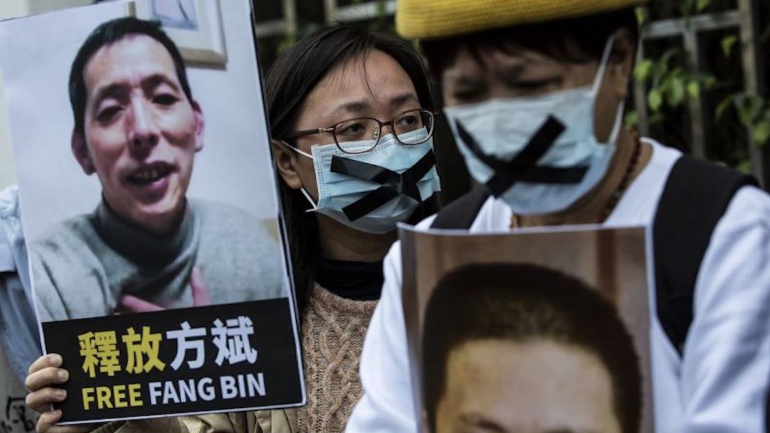 Un activista a favor de la democracia en Hong Kong sostiene una pancarta del ciudadano periodista desaparecido Fang Bin, durante una protesta de febrero de 2020.
