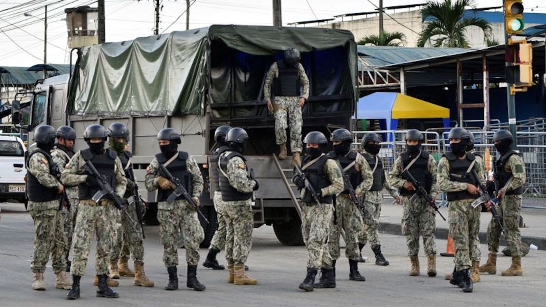 FOTO::::::: Personal de seguridad llega a la Penitenciaria del Litoral tras un motín el 14 de abril de 2023.