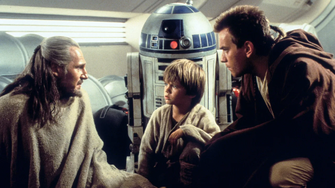 Qui-Gon Jin, R2-D2, Anakin Skywalker y Obi-Wan Kenobi tienen un fatídico encuentro en La amenaza fantasma.