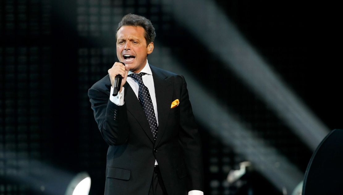 CNNE 1386709 - luis miguel in concert at the colosseum at caesars palace