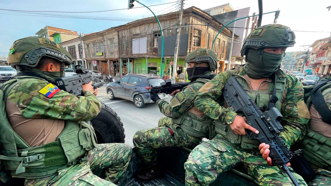 Soldados y policías ecuatorianos participan en un operativo de seguridad en el barrio Rivera del Río en Esmeraldas, Ecuador, el 21 de abril de 2023. Crédito: ENRIQUE ORTIZ/AFP vía Getty Images