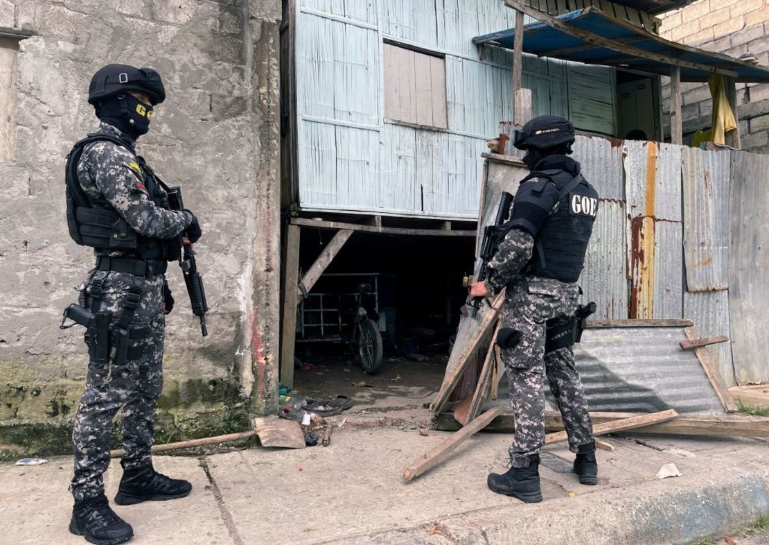 Soldados y policías ecuatorianos participan en un operativo de seguridad en Esmeraldas, Ecuador, el 21 de abril de 2023. Crédito: ENRIQUE ORTIZ/AFP vía Getty Images