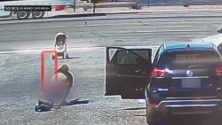 CNNE 1386921 - aterrador video muestra un coche de bebe fuera de control rumbo a una concurrida via