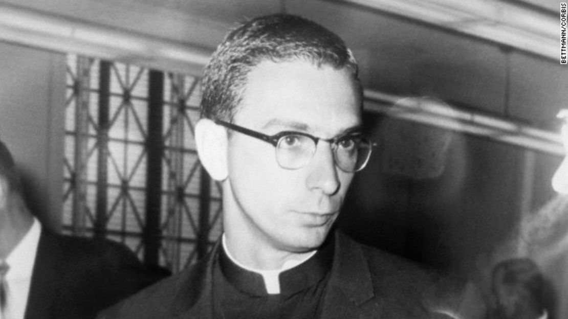 Cuando John Feit era un sacerdote católico romano, fue interrogado en el caso de la muerte de Garza.