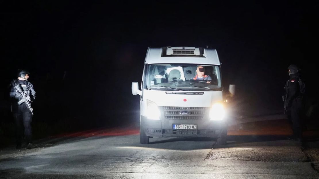 Una ambulancia atraviesa un puesto de control tras un tiroteo en Dubona, Serbia, el 5 de mayo de 2023.