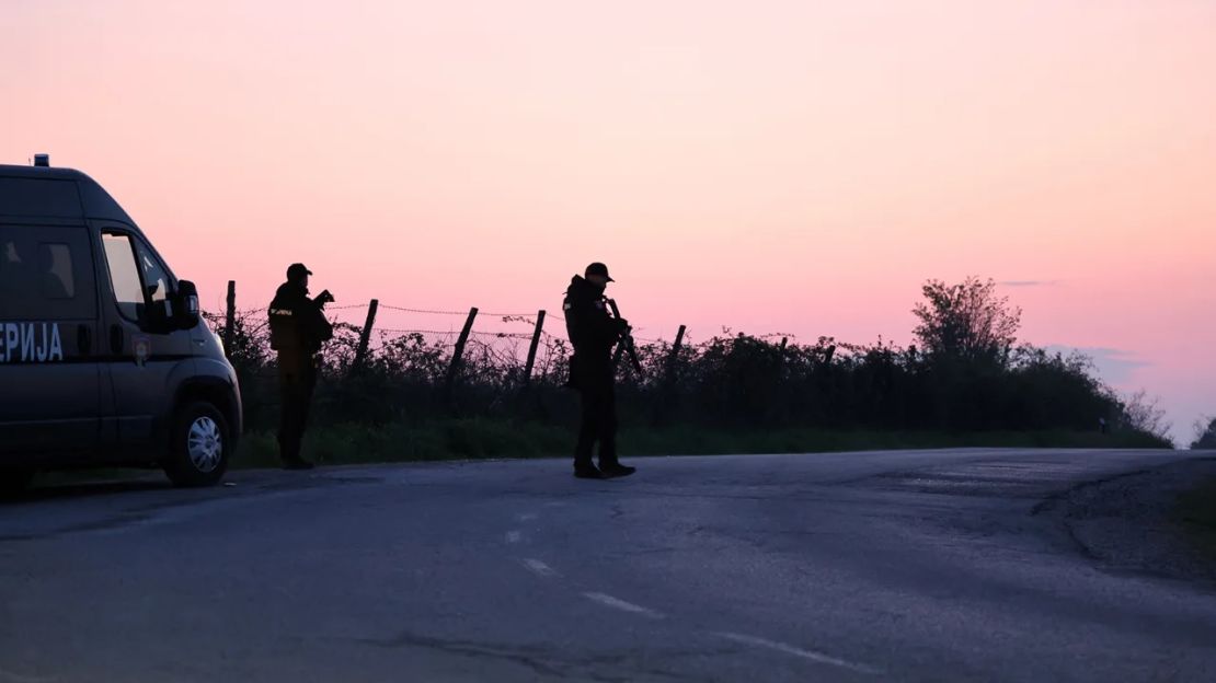 La policía opera en un puesto de control tras un tiroteo en Dubona, Serbia, el 5 de mayo de 2023.