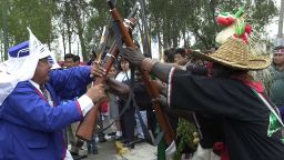 Mexicanos celebran el Cinco de Mayo con una recreación de la batalla de 1862 entre los ses y los pobladores de Zacapuaxtlas el 5 de mayo de 2001 en Puebla, México. Los mexicanos celebran su victoria sobre Francia cada 5 de mayo con recreaciones y desfiles en todo el país