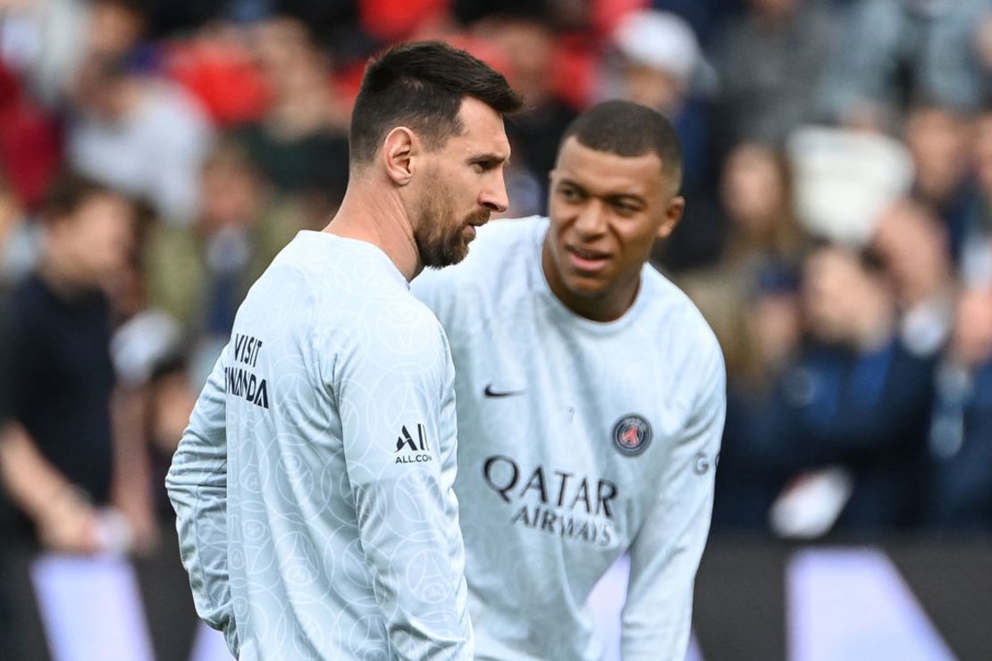 Lionel Messi y Kylian Mbappe calientan en el Parc des Princes Stadium en Paris el 30 de abril de 2023. Crédito: ALAIN JOCARD/AFP via Getty Images