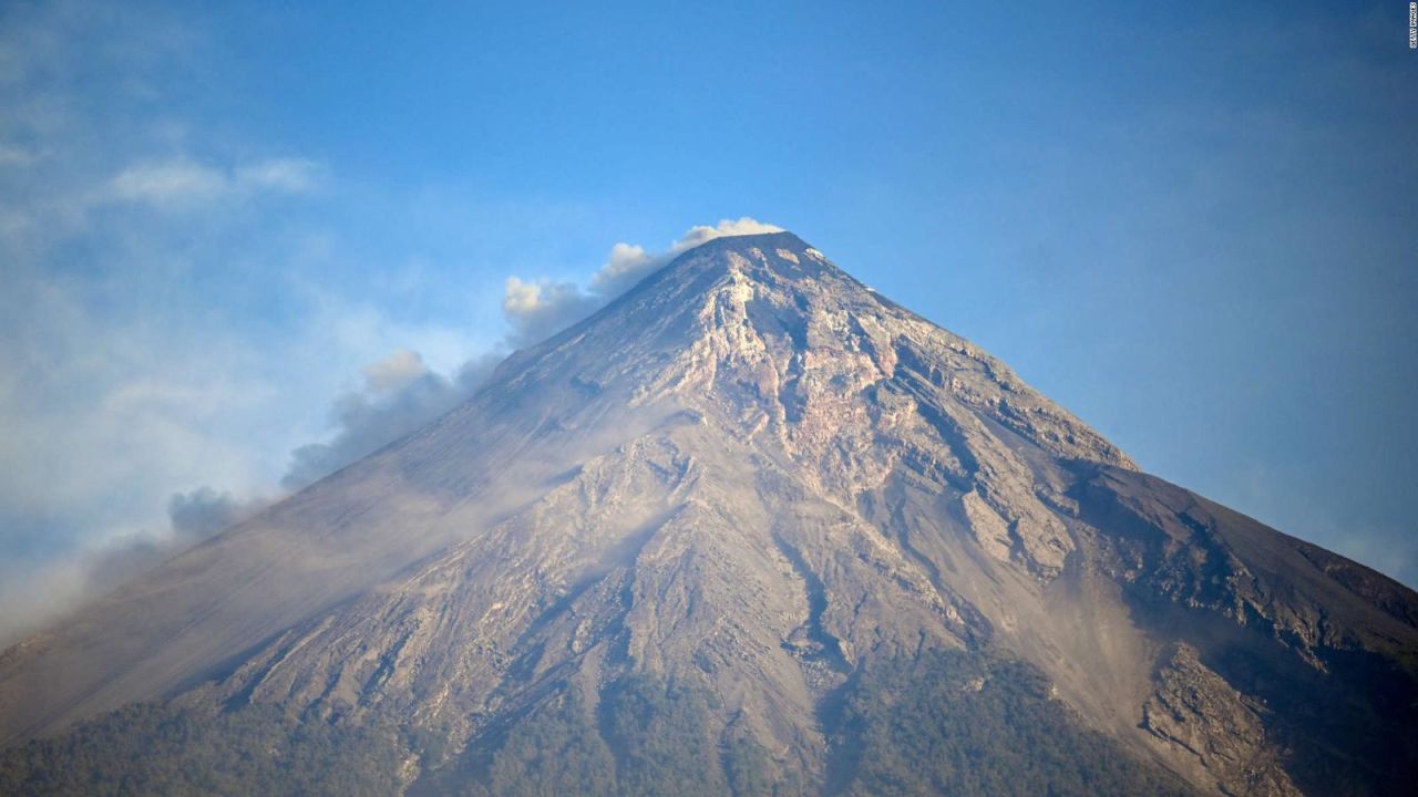 CNNE 1387581 - grandes columnas de humo emanan del volcan de fuego de guatemala