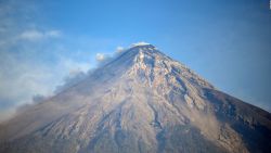 CNNE 1387581 - grandes columnas de humo emanan del volcan de fuego de guatemala