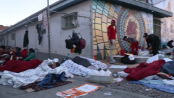 CNNE 1387587 - calles de el paso se saturan de migrantes antes de que finalice el titulo 42