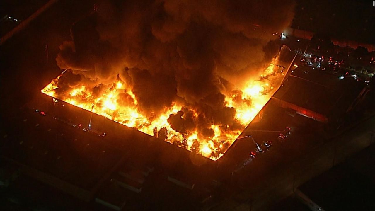 CNNE 1387598 - impactante incendio en un edificio comercial de california