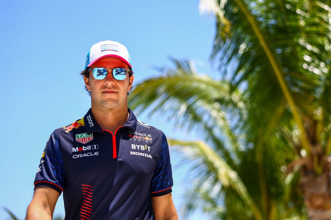 MIAMI, FLORIDA - MAYO 4: Sergio Pérez caminando por el paddock de Miami.