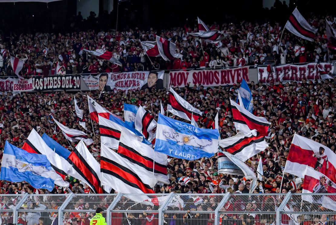 Hinchas de River Plate en el Estadio Más Monumental Antonio Vespucio Liberti el 23 de abril de 2023 en Buenos Aires, Argentina. Crédito: Marcelo Endelli/Getty Images