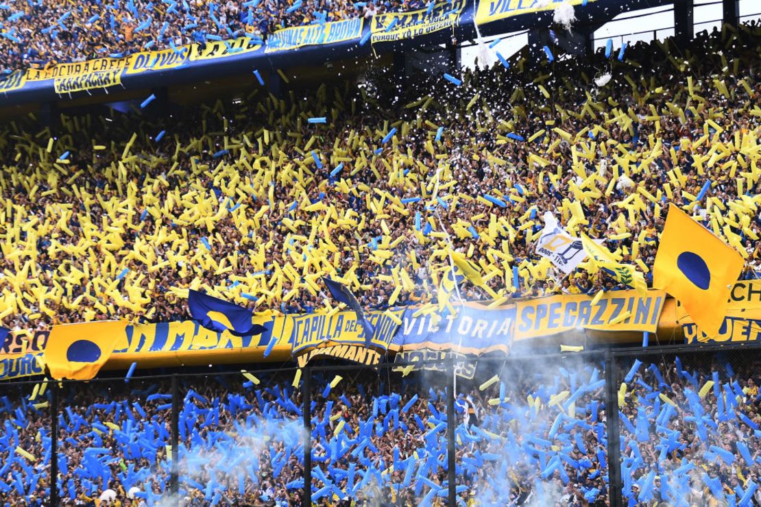Seguidores de Boca Juniors animan a su equipo durante un partido entre Boca Juniors y River Plate como parte de la Liga Profesional 2022 en el Estadio Alberto J. Armando el 11 de septiembre de 2022 en Buenos Aires, Argentina. Crédito: Rodrigo Valle/Getty Images