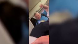 CNNE 1387671 - pasajeros en un vuelo de united airlines se unen contra un pasajero que ataco a empleado