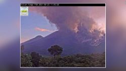 CNNE 1387683 - el volcan de fuego pone en alerta a miles de residentes