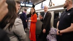 CNNE 1387685 - tiktoker saluda a william y kate en el metro de londres