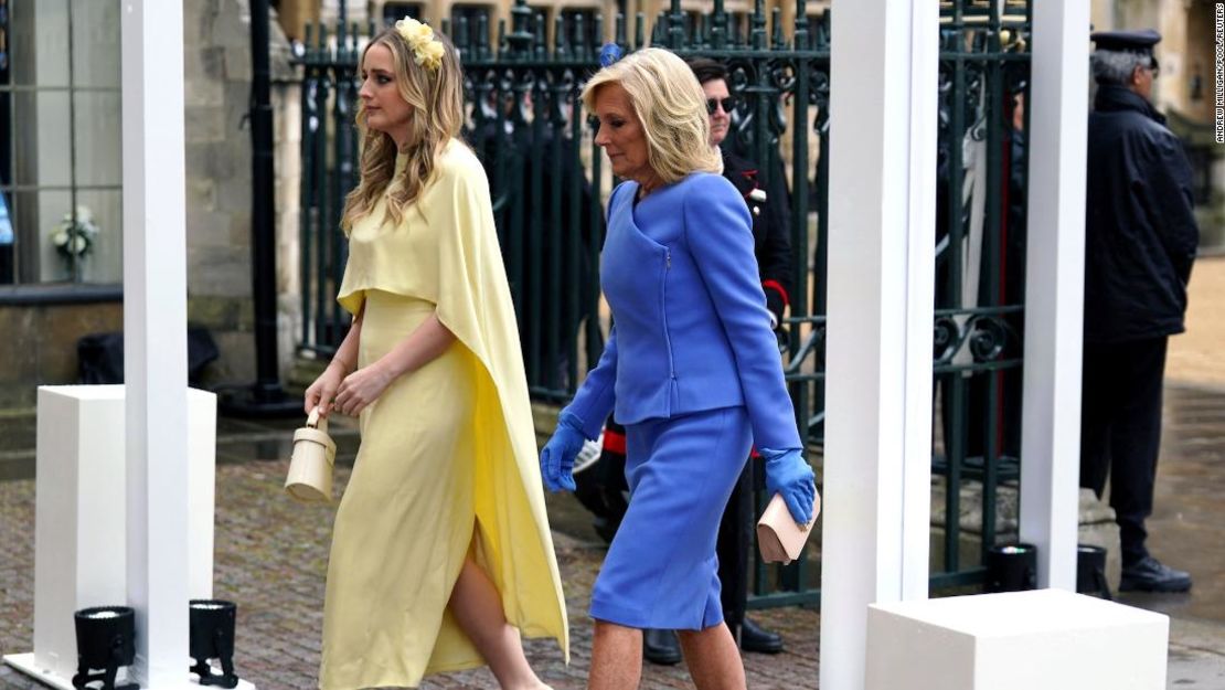 La Primera Dama de Estados Unidos, la Dra. Jill Biden y su nieta Finnegan Biden llegan a la Abadía de Westminster, en el centro de Londres, antes de la ceremonia de coronación del Rey Carlos III y la Reina Camila. Fecha del cuadro: Sábado 6 de mayo de 2023. Andrew Milligan/Pool vía REUTERS