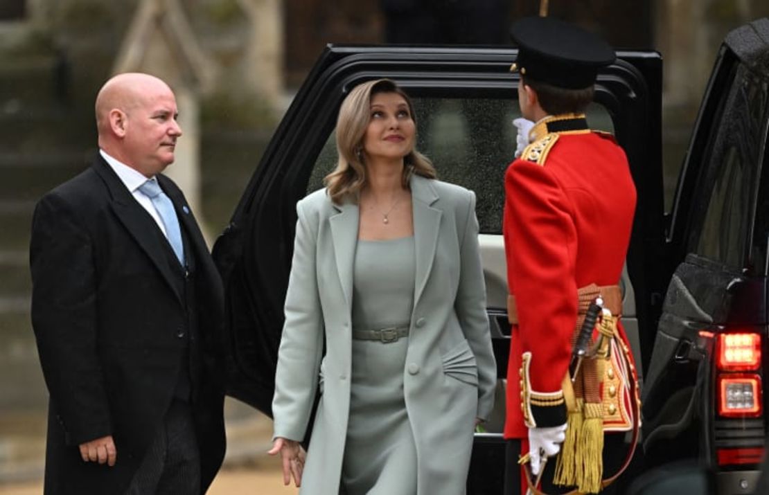 La primera dama de Ucrania, Olena Zelenska, camina frente a la Abadía de Westminster antes de la ceremonia de coronación del rey Carlos del Reino Unido, en Londres. Crédito: Dylan Martínez/Reuters