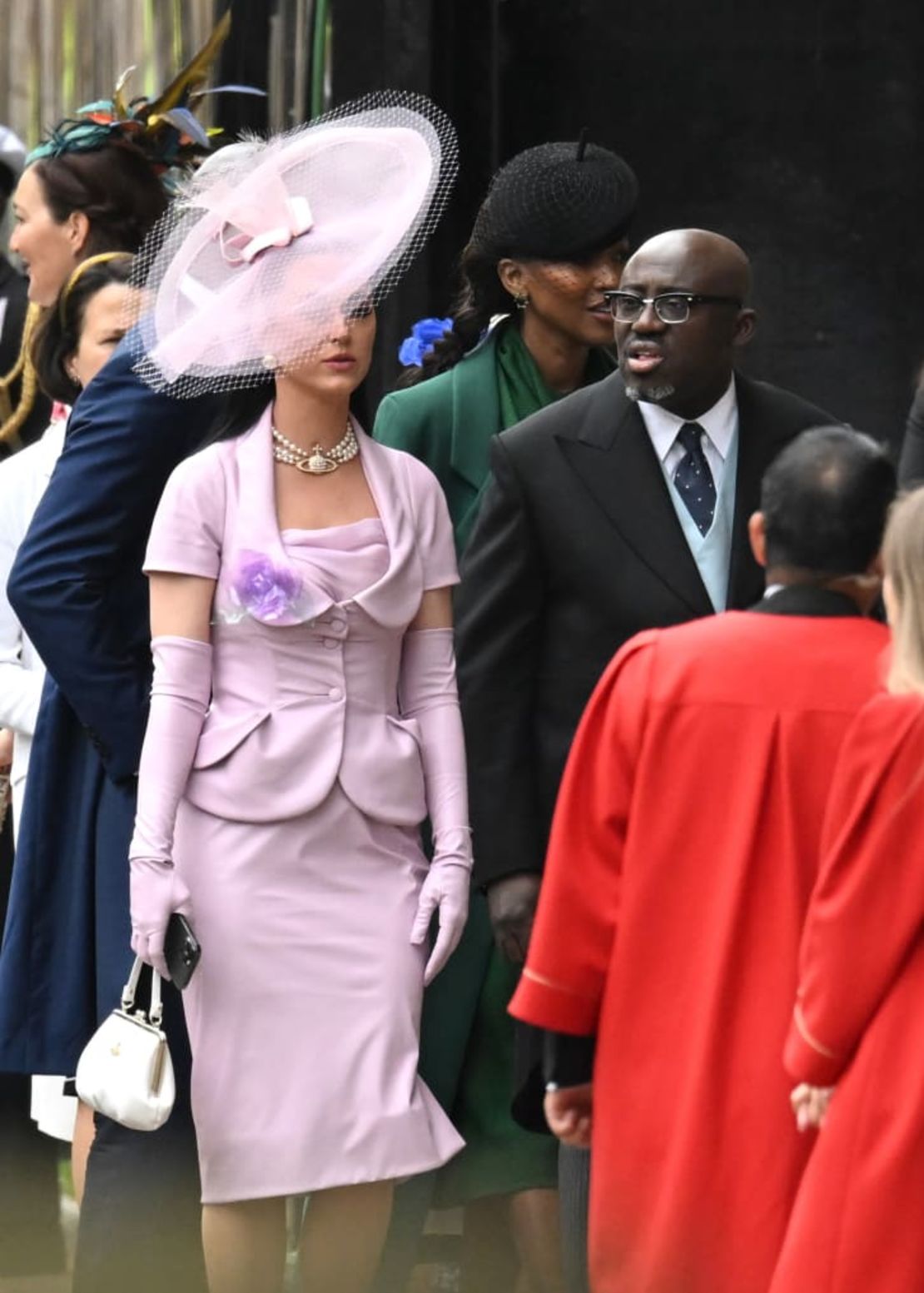 Katy Perry y Edward Enninful llegan con looks rosa bebé y azul para él y para ella. Crédito: Dan Kitwood/Getty Images