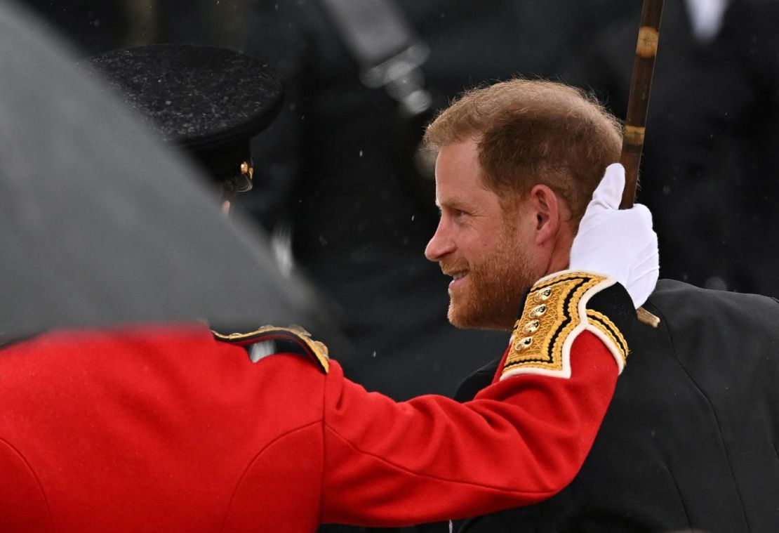 El príncipe Harry, uno de los dos hijos del rey, camina frente a la Abadía de Westminster antes de la coronación. Aceptó la invitación a la coronación de su padre, pero estaba sin su esposa, Meghan, quien se quedó en California con los dos hijos de la pareja. Dylan Martínez/Reuters