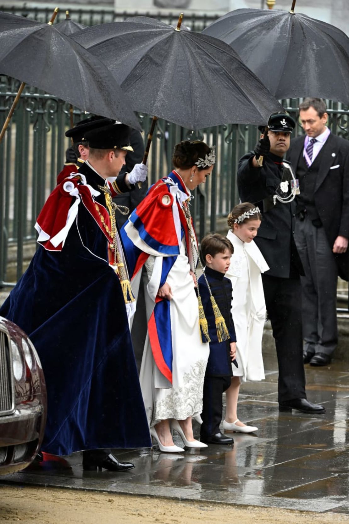 El príncipe Guillermo, Catalina, la princesa de Gales y sus hijos, la princesa Carlota y el príncipe Luis, llegan a la coronación del rey Carlos III y la reina Camila. Crédito: Toby Melville/WPA Pool/Getty Images