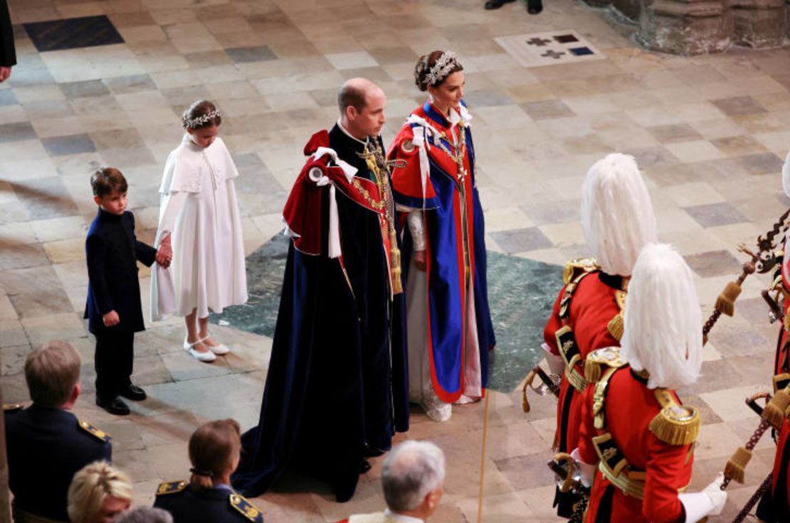 Kate y Charlotte vestían McQueen a juego. Crédito: Phil Noble/WPA Pool/Getty Images