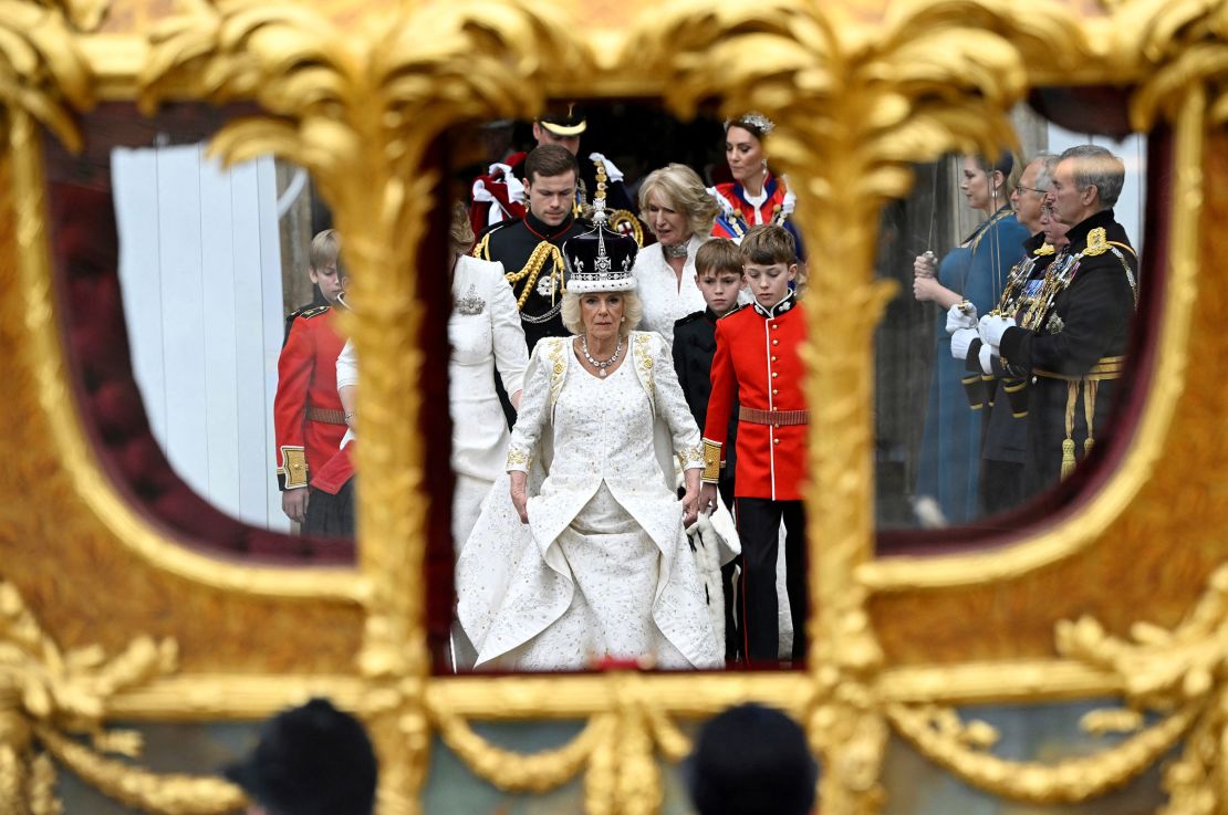 La reina británica Camila abandona la Abadía de Westminster.