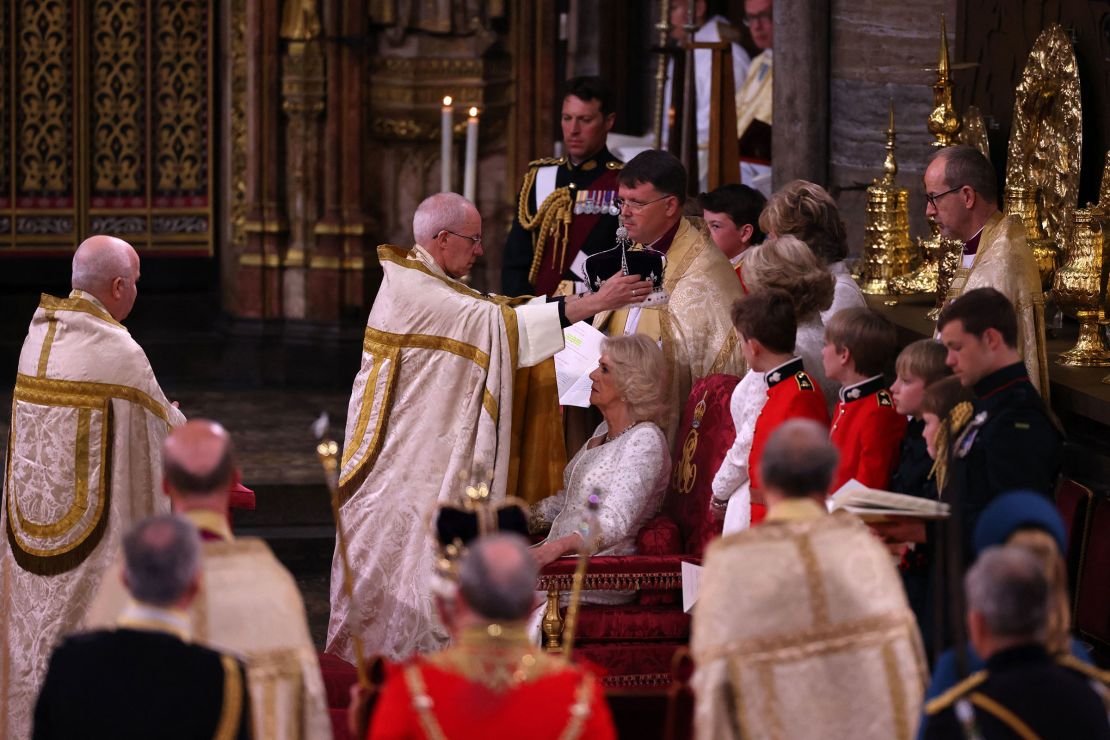 El arzobispo de Canterbury, Justin Welby, coloca una versión modificada de la corona de la reina María en la cabeza de la reina Camila. Richard Pohle/AFP/Getty Images