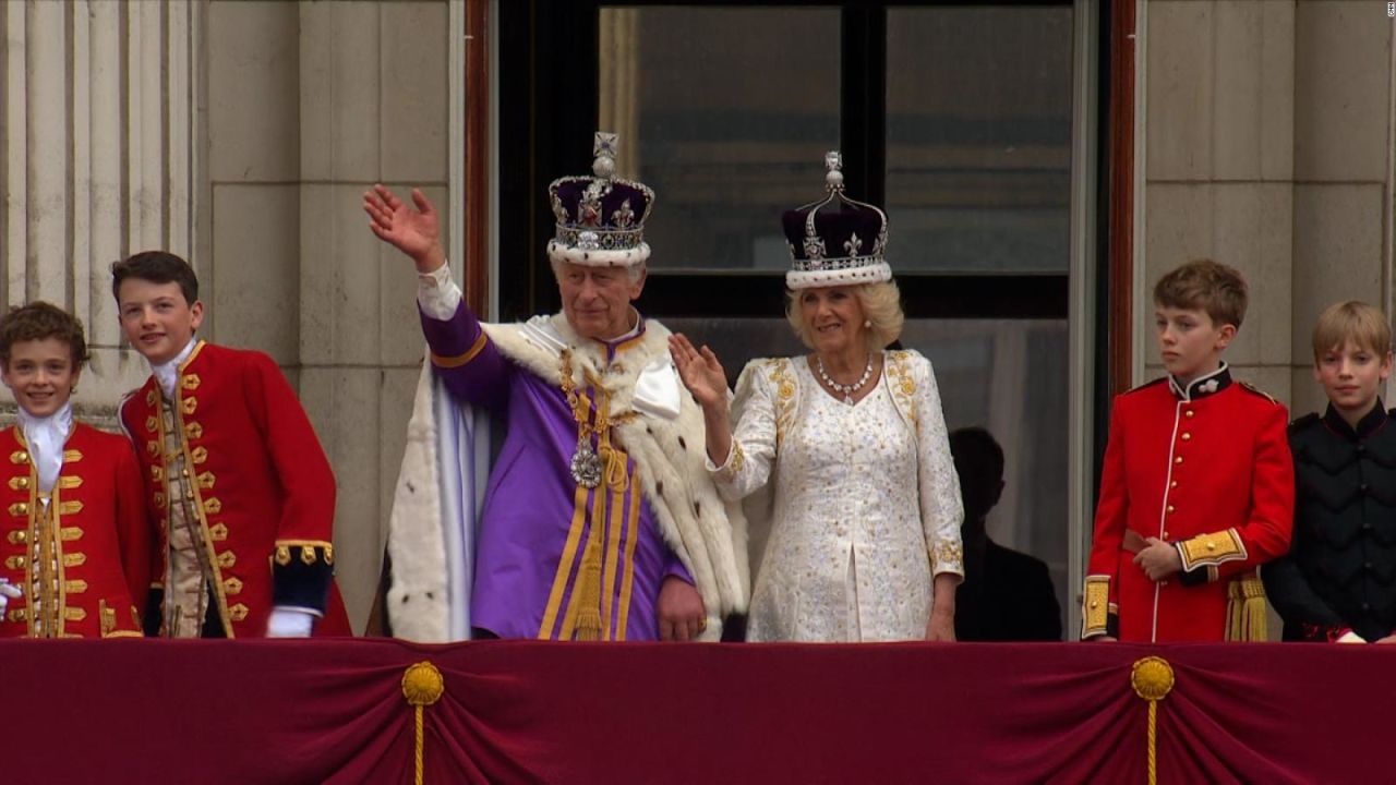 CNNE 1388062 - el rey carlos iii, la reina camila y miembros de la familia real saludan desde el balcon