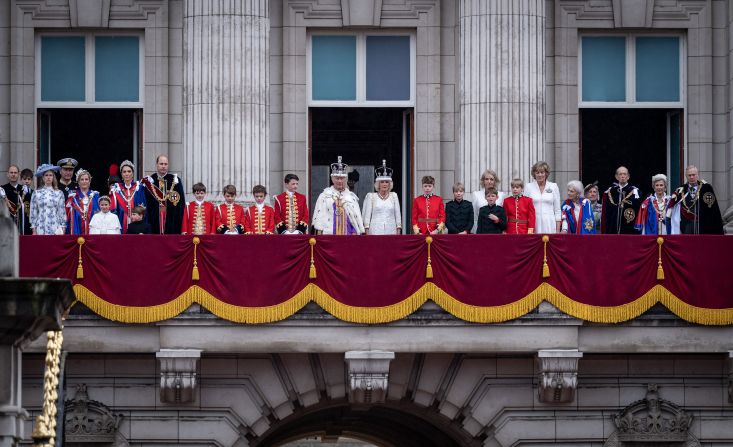 El rey Carlos III en el balcón del Palacio de Buckingham tras su coronación.