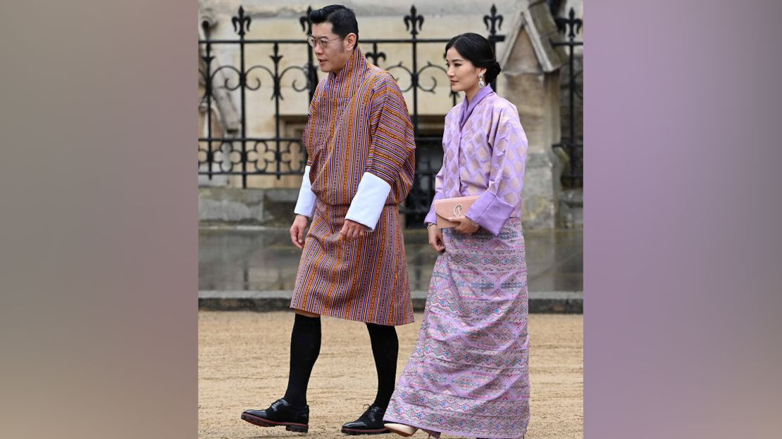 El rey Jigme Khesar Namgyel Wangchuck de Bután y la reina Jetsun Pema de Bután también vestían trajes tradicionales. Crédito: Stuart C. Wilson/Getty Images