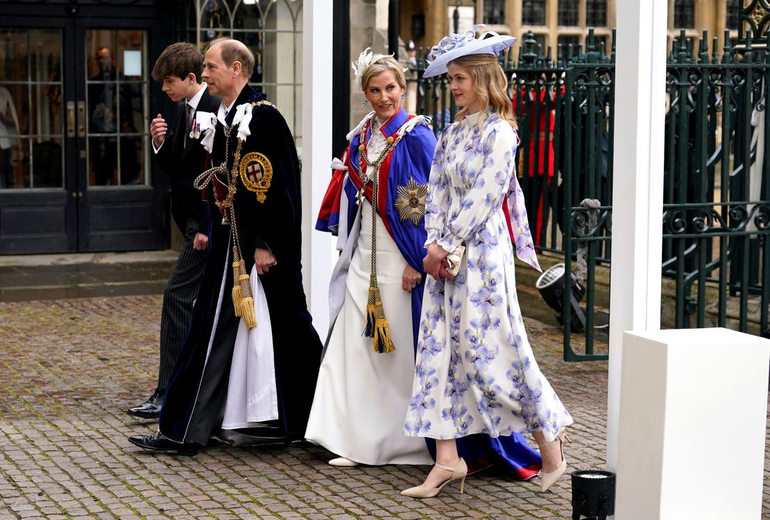 El duque y la duquesa de Edimburgo llegan con Lady Louise Windsor (derecha) y el conde de Wessex (izquierda) a la Abadía de Westminster, en el centro de Londres, antes de la ceremonia de coronación del rey Carlos III y la reina Camila. Fecha de la imagen: sábado 6 de mayo de 2023.