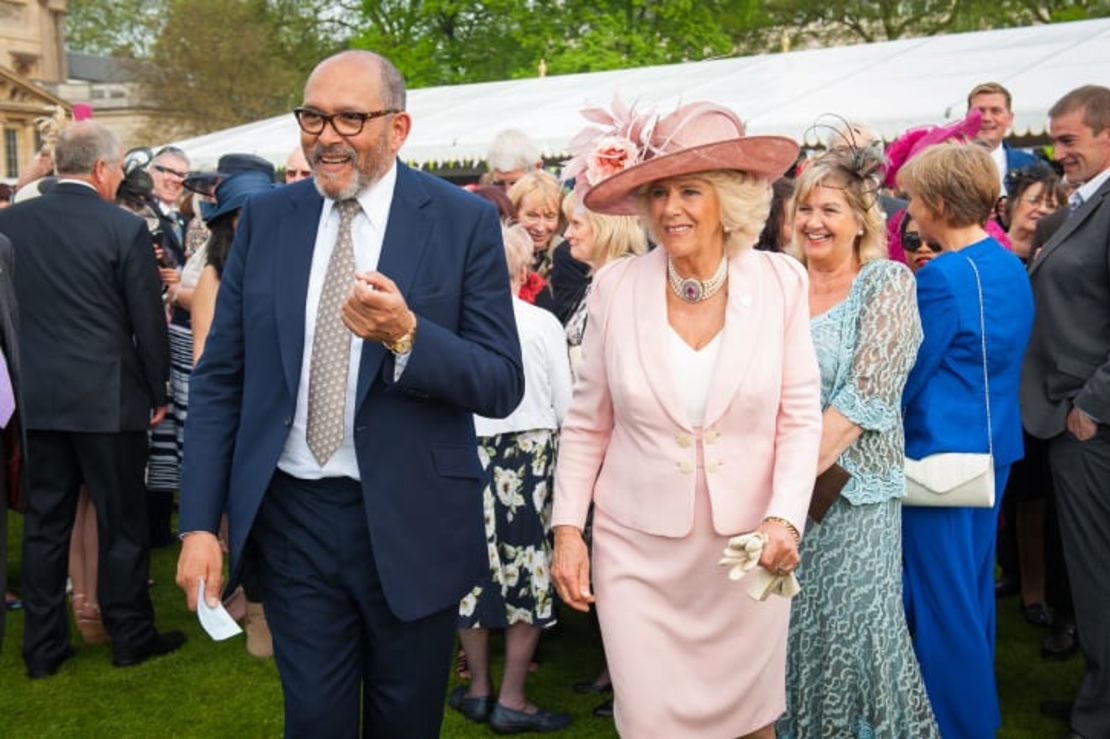 Bruce Oldfield y Camila en el Palacio de Buckingham en honor a la caridad infantil, el 12 de mayo de 2016.