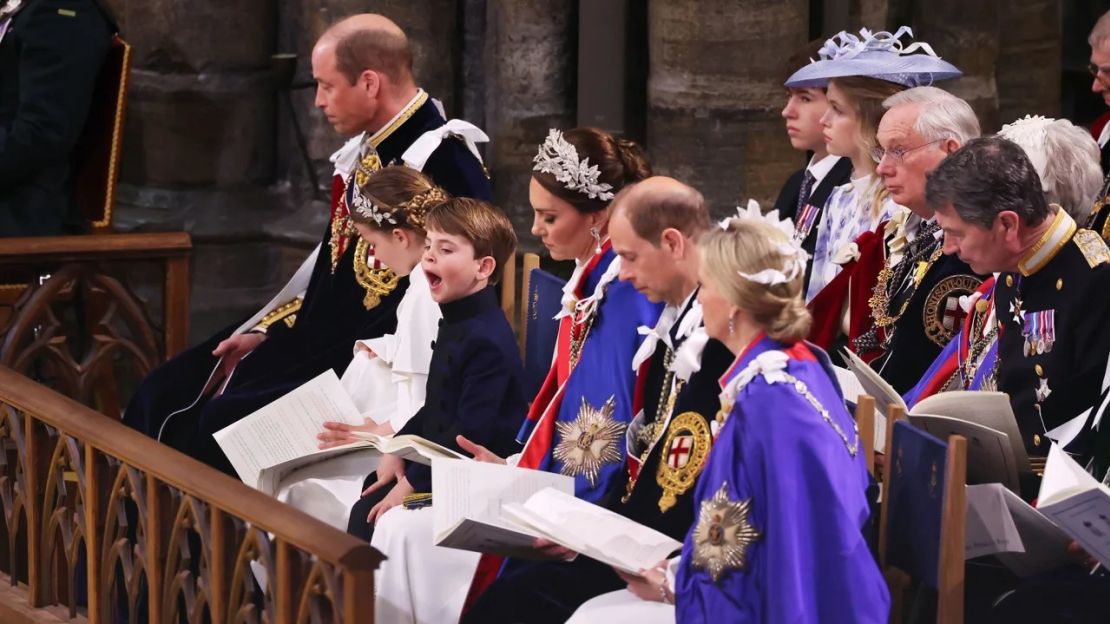 El príncipe Louis bosteza durante la ceremonia de coronación en la Abadía de Westminster. Andrew Matthews/Piscina/Getty Images