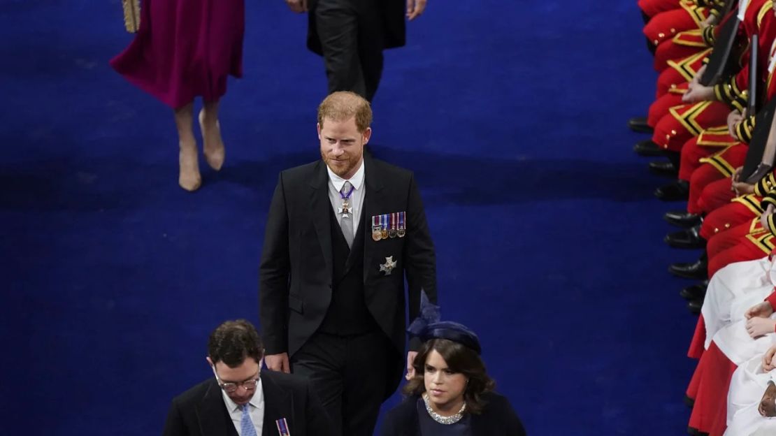 El duque de Sussex con la princesa Eugenia y Jack Brooksbank en la coronación del rey Carlos III y la reina Camila en la Abadía de Westminster. Andrew Matthews/PA/AP