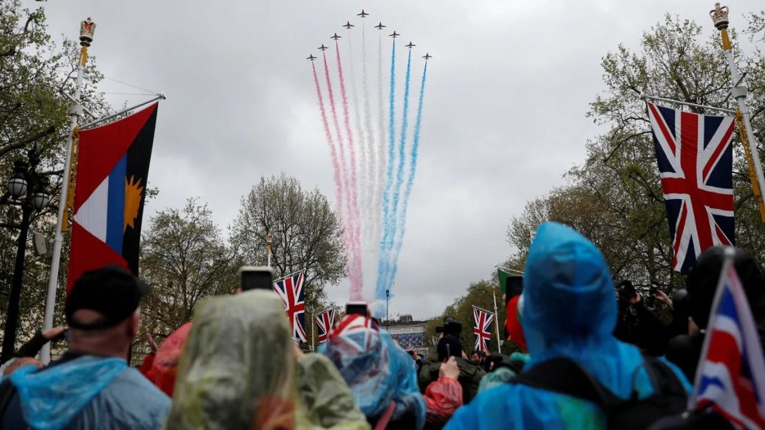 Las flechas rojas vuelan sobre las multitudes que observan. Yara Nardi/Pool/Reuters