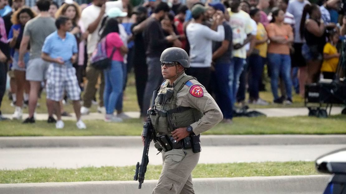 Los agentes del orden acudieron al lugar y las personas fueron evacuadas. LM Otero/AP