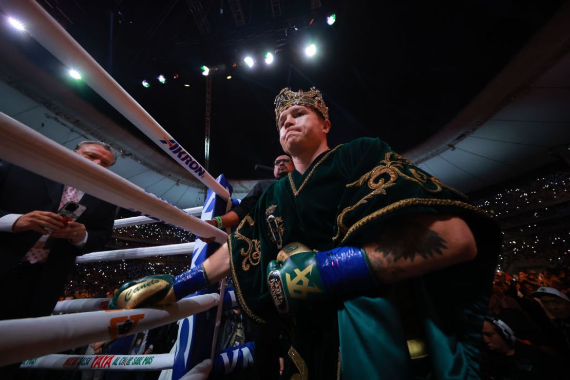 Canelo Álvarez llega antes de la pelea por el Campeonato de Peso Súper Mediano en el Estadio Akron el 06 de mayo de 2023 en Zapopan, México. Crédito: Héctor Vivas/Getty Images