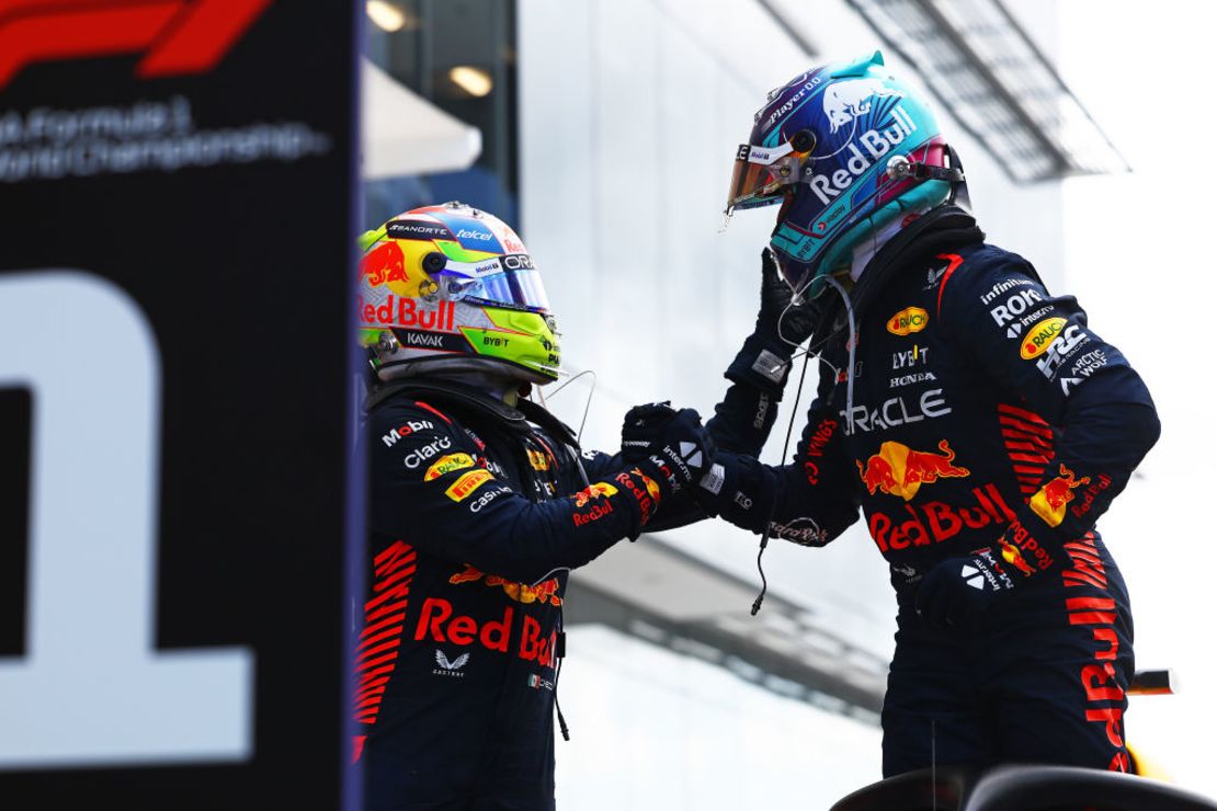 El ganador de la carrera Max Verstappen de Países Bajos y Sergio Pérez de México celebran durante el Gran Premio de F1 de Miami en el Autódromo Internacional de Miami el 7 de mayo. 2023. Crédito: Mark Thompson/Getty Images