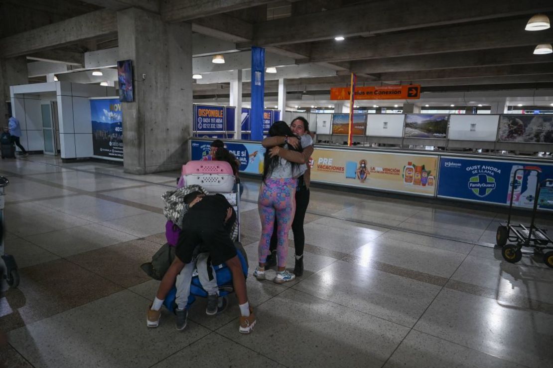 Migrantes venezolanos son recibidos por familiares a su llegada al Aeropuerto Internacional Simón Bolívar en Maiquetía, Estado de La Guaira, Venezuela, el 7 de mayo de 2023. Crédito: FEDERICO PARRA/AFP vía Getty Images