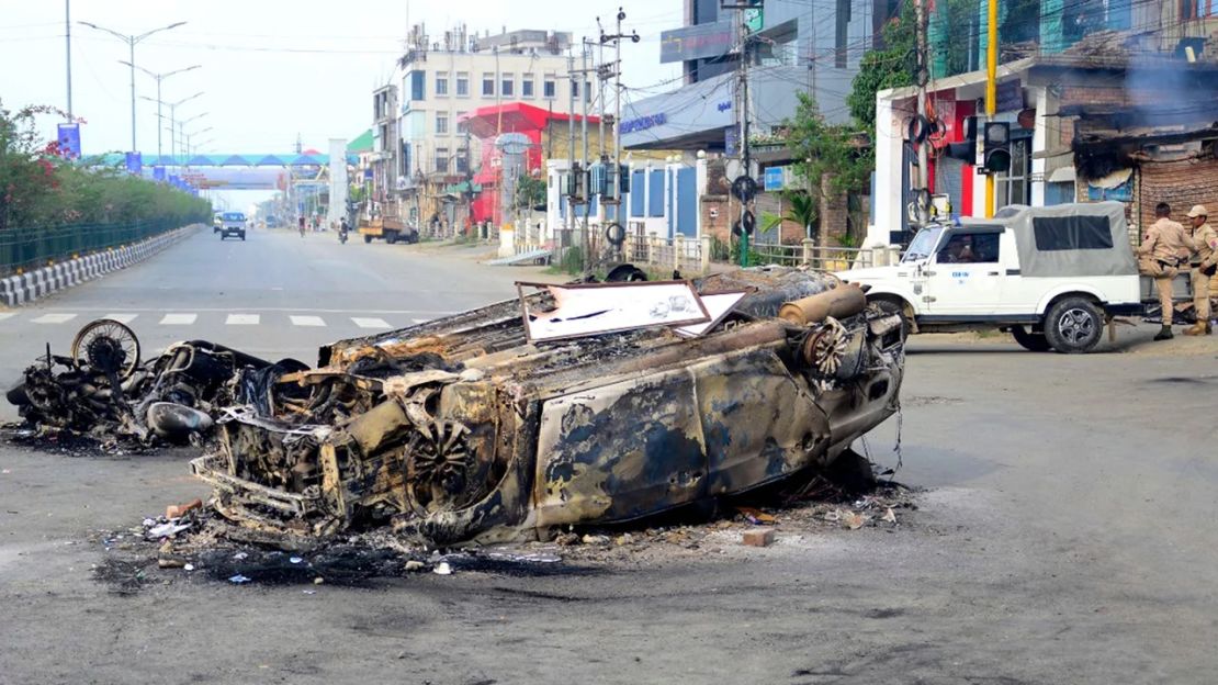 Un vehículo incendiado durante un brote de violencia étnica en Imphal, capital del estado indio de Manipur, el 4 de mayo.