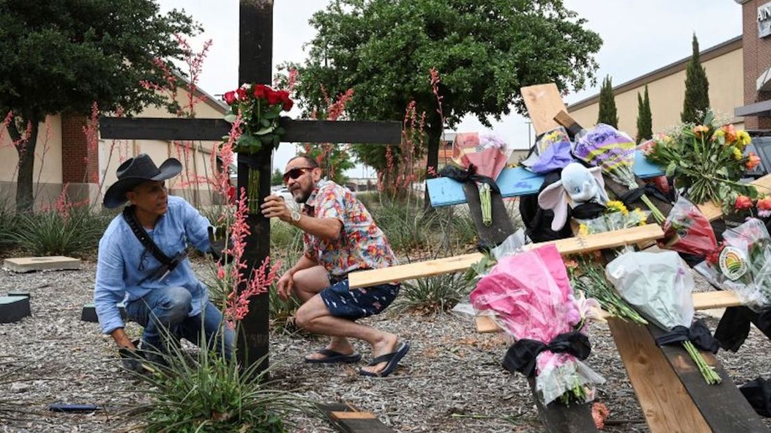 Dolientes hicieron un homenaje improvisados en el centro comercial de Allen, Texas, tras la masacre.