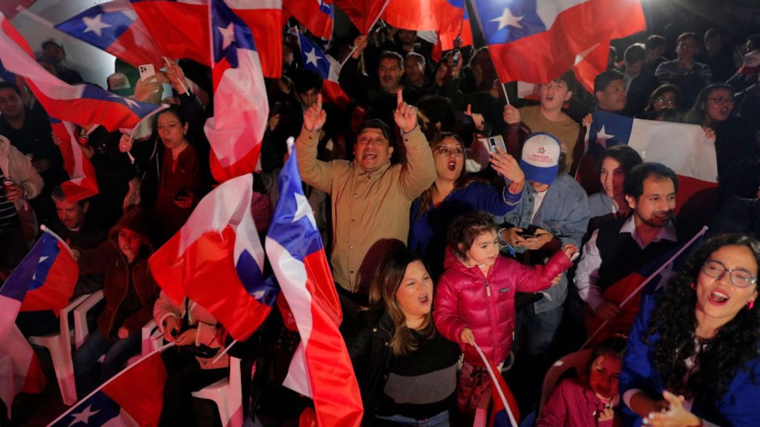 Partidarios del Partido Republicano de extrema derecha celebran la victoria de sus candidatos durante una elección para elegir a los miembros de un Consejo Constitucional que redactará una nueva propuesta de constitución, en la sede del Partido Republicano en Santiago el 7 de mayo de 2023.