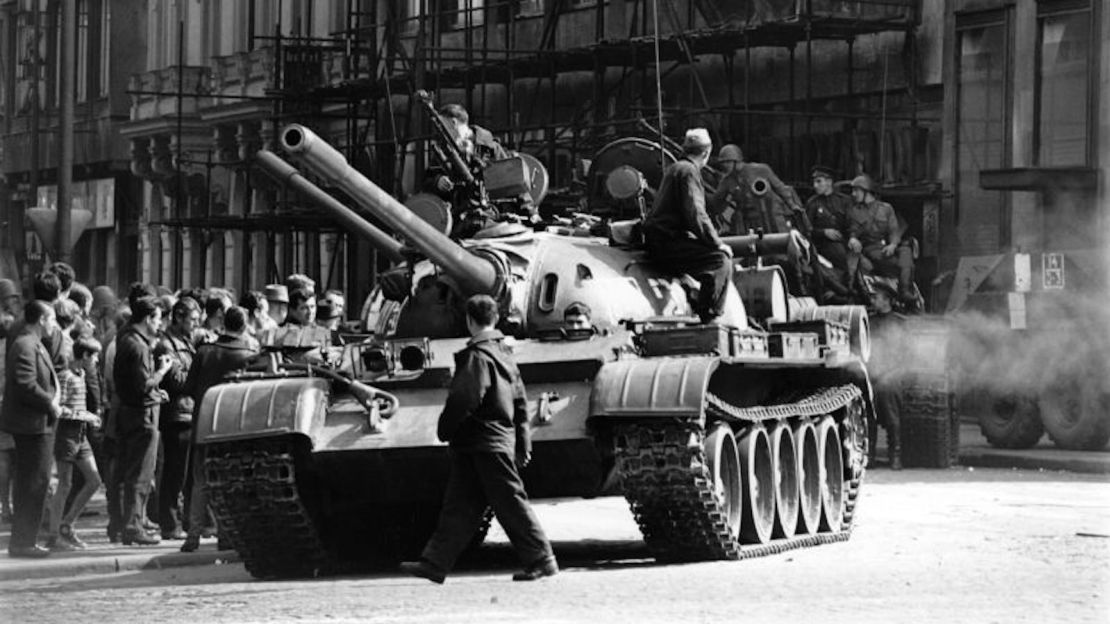 Tanques T-55 circulan por las calles de Praga, capital de la entonces Checoslovaquia, en 1968.