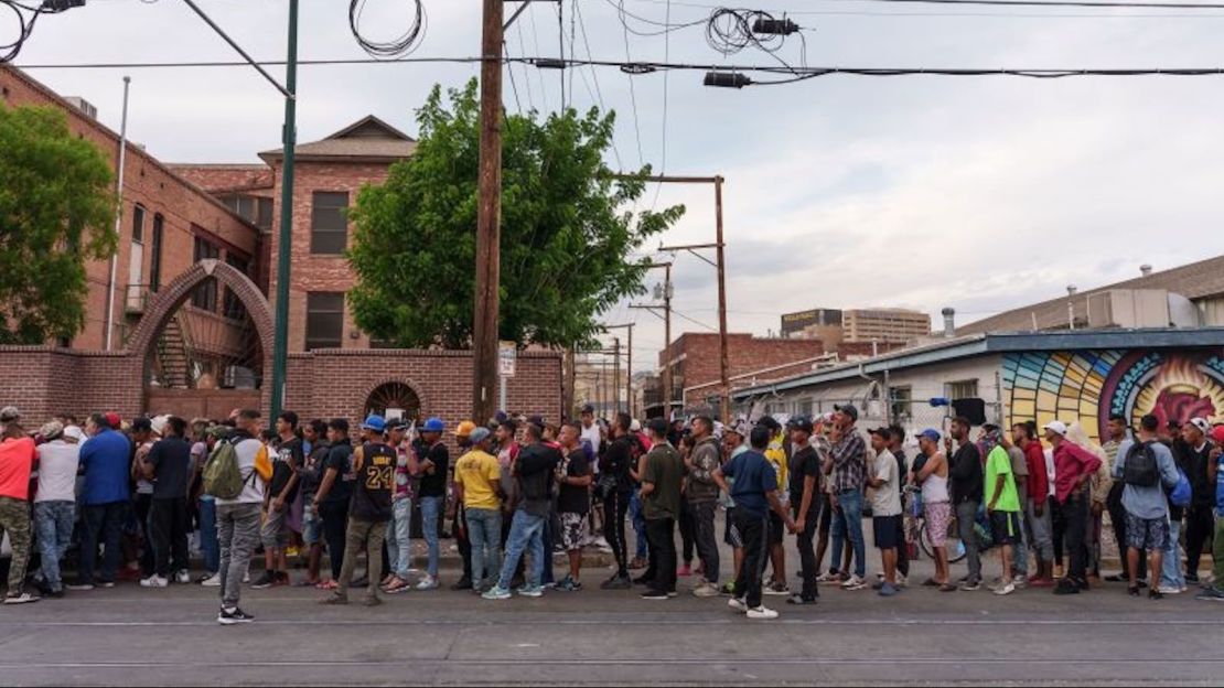 Inmigrantes esperan en fila para recibir donaciones afuera de la iglesia del Sagrado Corazón, en El Paso, el miércoles pasado.