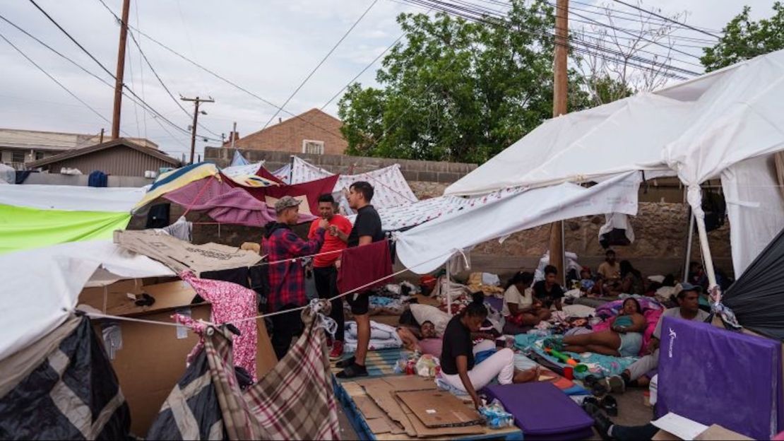 Inmigrantes acampan frente al Opportunity Center for the Homeless en El Paso, Texas.