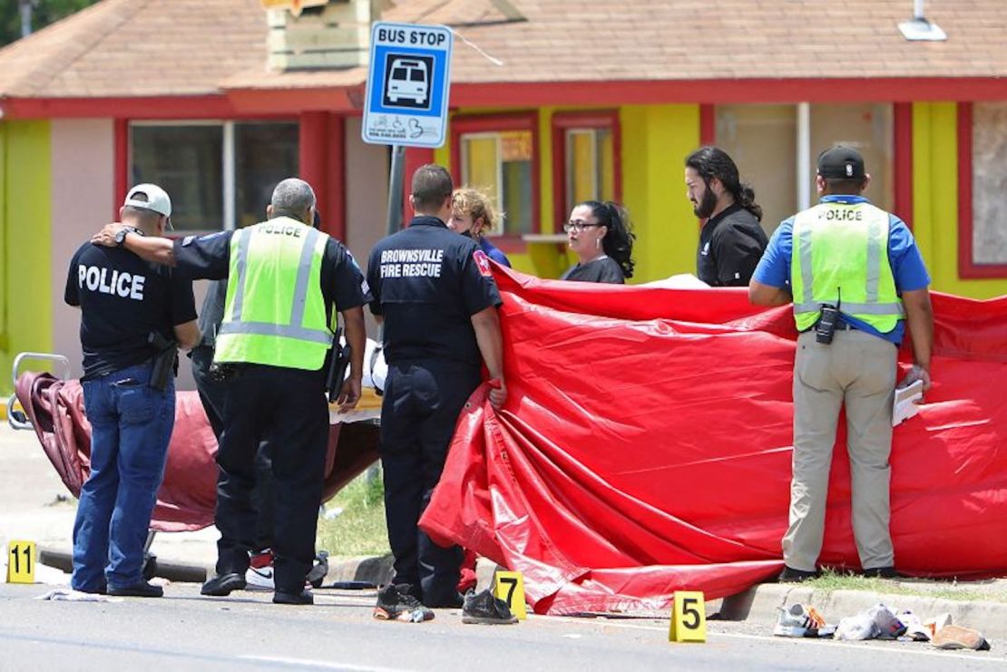 Agentes en la escena el domingo después de que un vehículo se estrelló contra un grupo de personas, matando a ocho.