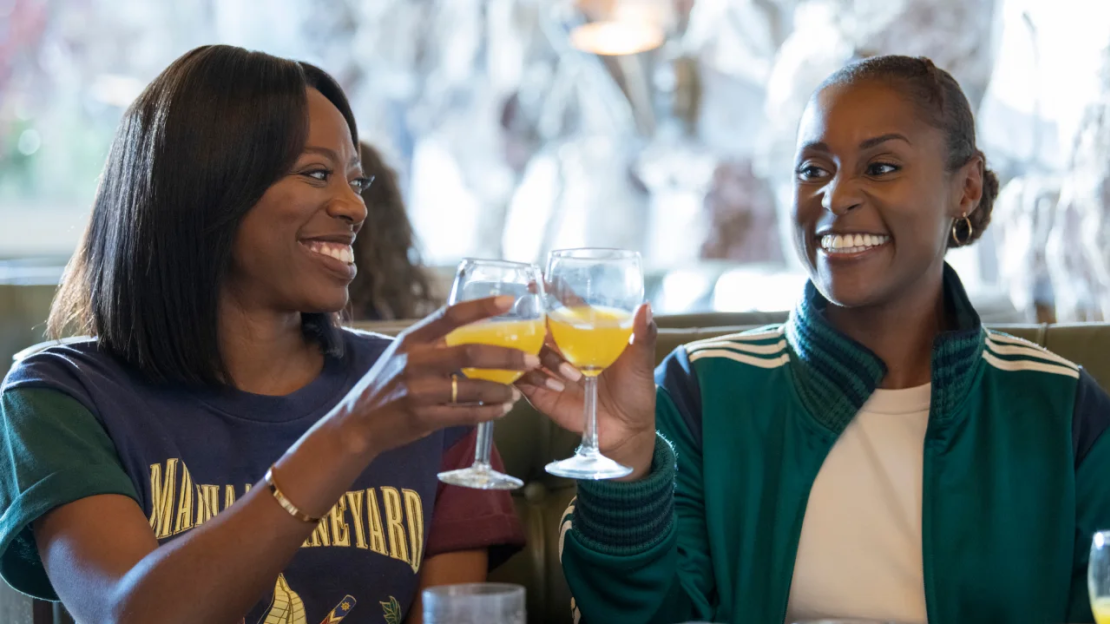 (De izquierda a derecha) Yvonne Orji e Issa Rae, en 'Insecure'.